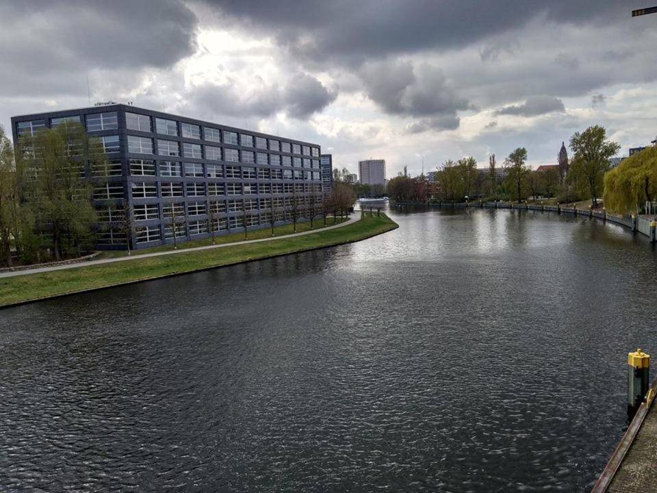 200Qm Loft For Friends And Family - On The Spree! Lägenhet Berlin Exteriör bild